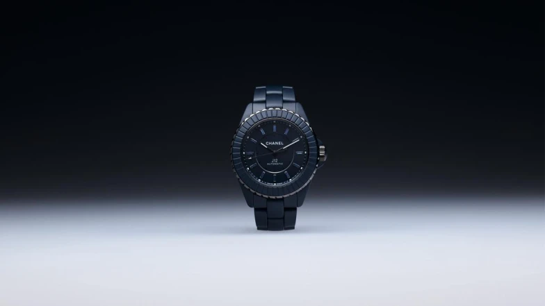 香奈兒J12換上霧藍新色！J12 Bleu、粉紅彩妝..Chanel 2025新錶與售價