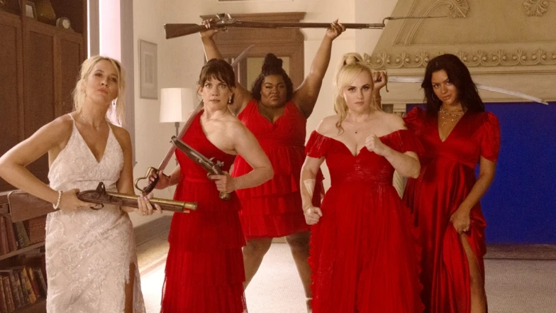 《超硬伴娘》宛如特務版《伴娘我最大》！瑞貝爾威爾森新喜劇合體「歌喉讚」安娜坎普爆笑演出