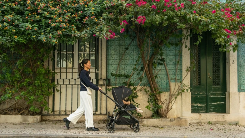 輕盈優雅的育兒品味之選！Nuna IXXA swiv 輕量碳纖維橫移推車，質感與機能完美交會，讓移動日常也能展現妳的生活態度！