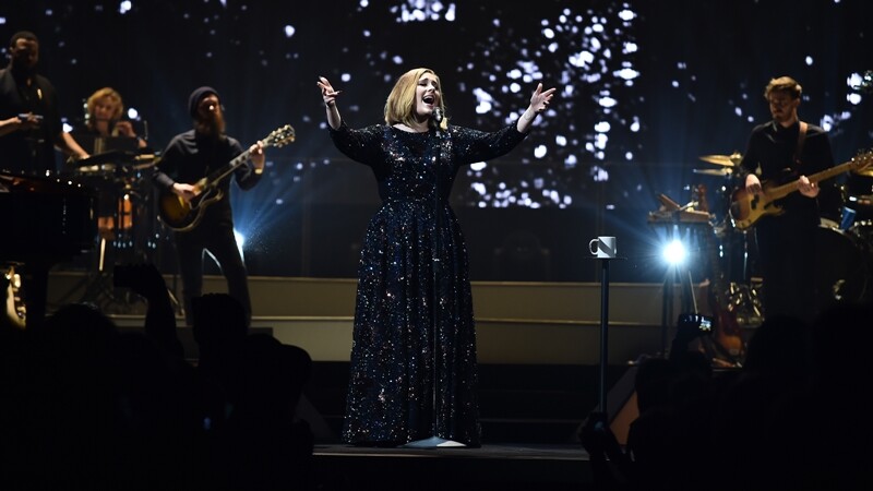 怎麼那麼美!盤點鐵肺歌后Adele演唱會造型選集