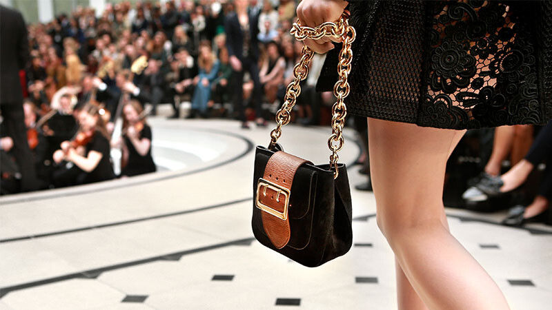 腰帶變包款!BURBERRY向軍旅用品取經 打造時髦Belt bag