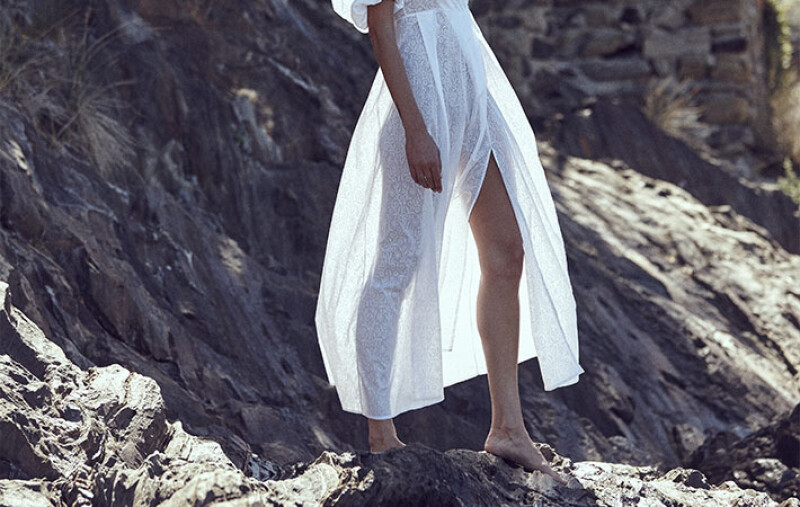 越慵懶、越性感！15件睡袍風格的度假白洋裝