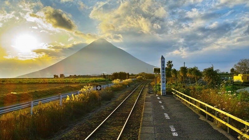 躺在大自然裡的鐵道！7個日本夢幻秘境車站