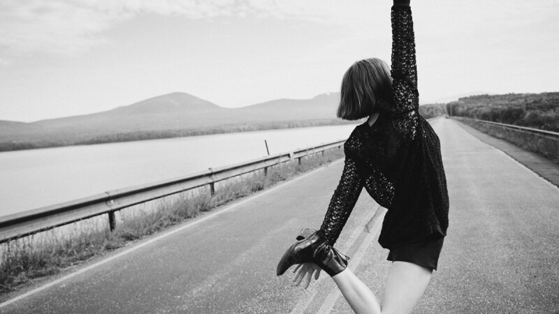AllSaints 春夏攜手Maya Hawke 尋求奔放自由的渴望