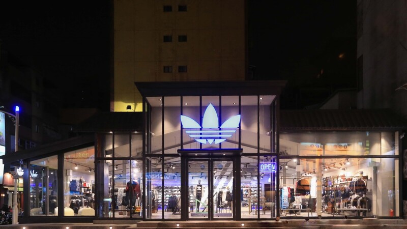 透明落地窗打造!adidas Originals高雄首家概念店開幕