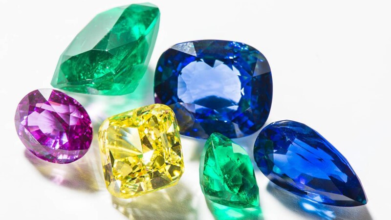 【珠寶小學堂】粉晶有助戀愛、黃水晶招財、祖母綠可以明目...來看不同寶石蘊藏了那些神秘力量！