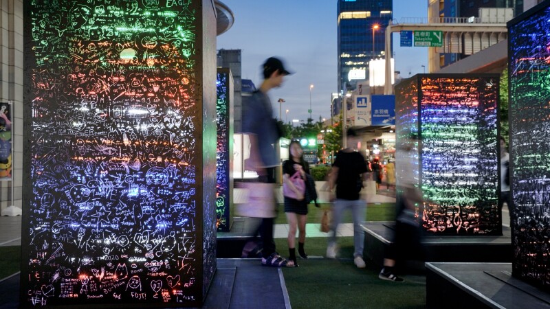 臺灣藝術家莊志維以集體書寫療癒現實生活,一夜限定《黑暗中的彩虹》帶您夢遊六本木