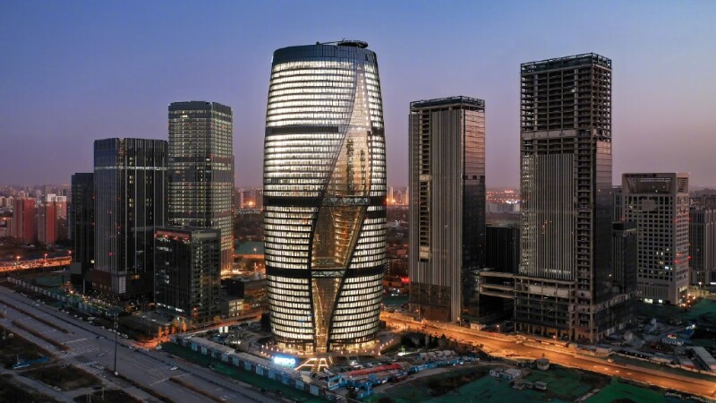 建築女王Zaha Hadid遺作開幕!北京麗澤SOHO成「全球最高中庭建築」,雙塔扭轉45度好似優雅跳著舞