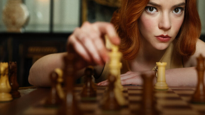 有雷!Netflix 神劇《后翼棄兵》沒明說的內心戲!用服裝細節教你看懂天才棋手的心理狀態