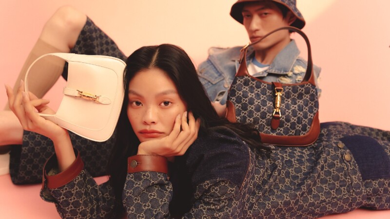 話題度滿分！Gucci全新雙G緹花丹寧系列解除各種標籤限制，展現共享衣櫥的自由創意時尚態度！