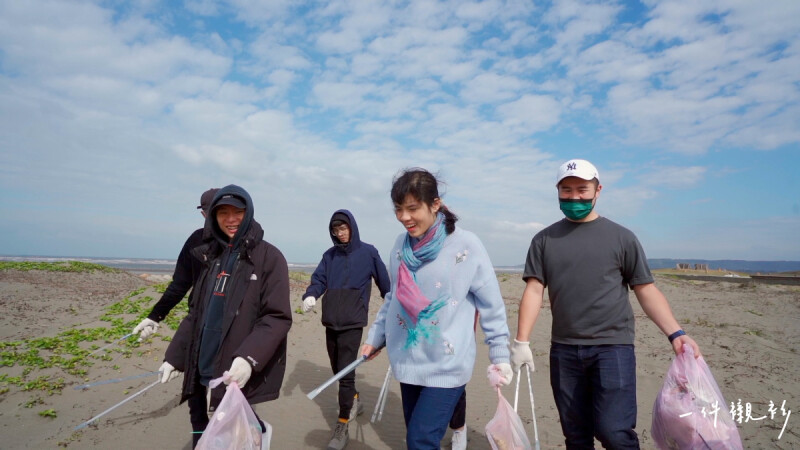 【一件襯衫】她創立淨灘組織,花八年清出上萬公斤垃圾的堅持