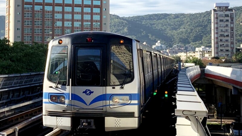 雙北升級三級警戒!捷運、台鐵區間車進行人流管制,5大交通防疫措施再強化,出門民眾需注意