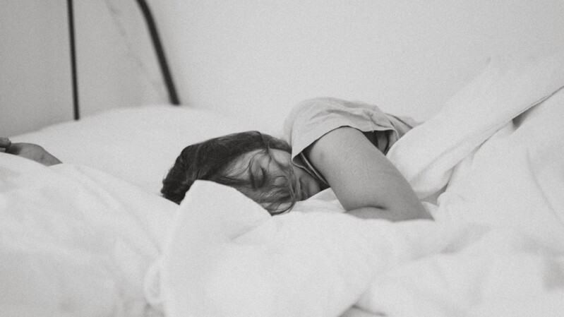 「睡眠」比你想得更重要!成年人所需睡覺時間曝光,長期睡不飽恐增加心臟病風險、記憶力衰退