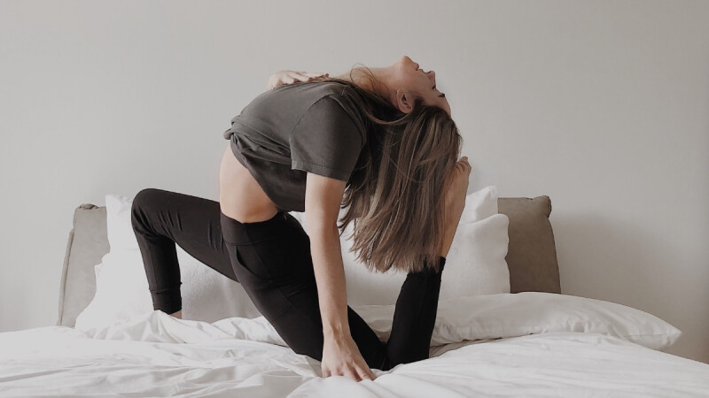懶人運動：4組睡前瘦腰平腹訓練，在床上就能做！