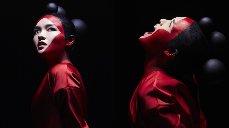 徐佳瑩新單曲〈以上皆非〉MV老公比爾賈操刀！紅色妝容突破框架：「我要把我歌手的那張臉找回來。」