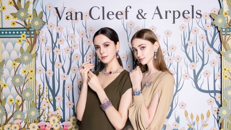 一生難得見到一次的奢華絕美-- Van Cleef & Arpels梵克雅寶高級珠寶展，以絢麗繽紛的寶石詩篇，開啟和煦的爛漫春光！
