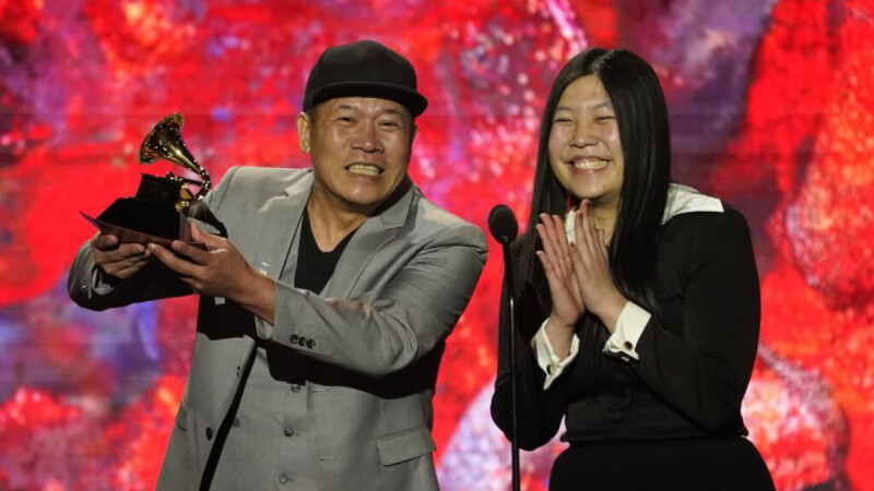 蕭青陽奪首座葛萊美!等了18年,攜女兒蕭君恬拿下最佳唱片包裝獎