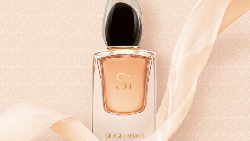 小燭台的優雅瓶身!Giorgio Armani全新 Sì 女性香精粉嫩太誘人