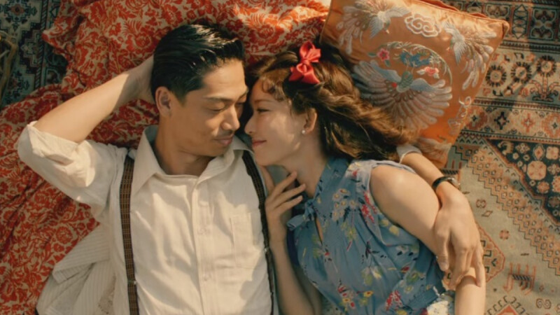 林志玲夫妻再度合體放閃!依偎老公AKIRA懷中拍MV,詮釋超越百年浪漫愛情故事