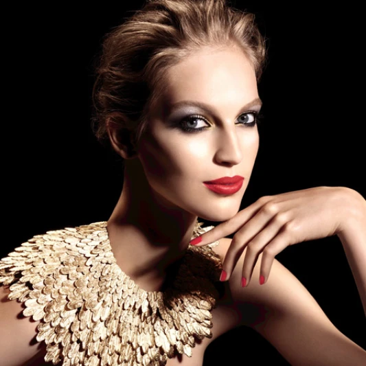 香奈兒訂製羽飾工藝躍上2014限量耶誕彩妝！