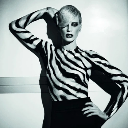 演繹過往與現今 LV女性風華時裝攝影專集隆重登場