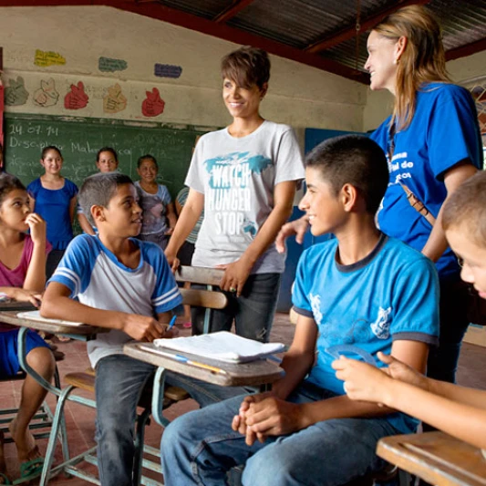 荷莉貝瑞參與「戰勝饑餓」影片首度曝光