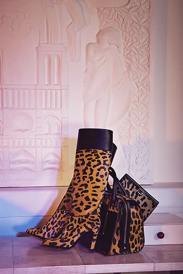 冬天要當正妹就要來一雙 Roger Vivier性感豹紋全上身