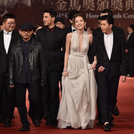 金馬51紅毯爭鋒! Ella、許瑋甯、桂綸鎂大秀性感好身材!