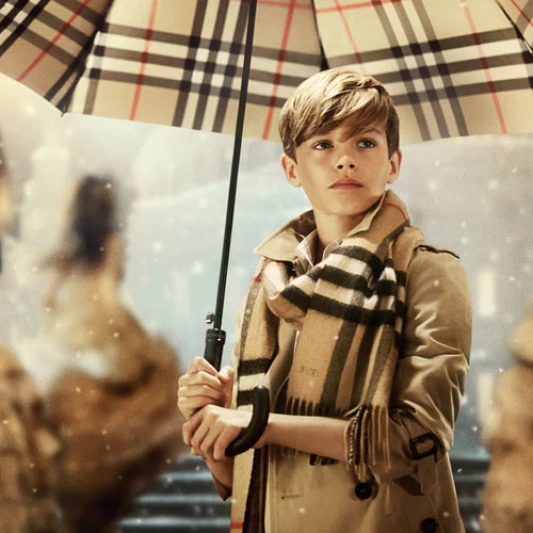 羅密歐貝克漢再次溫暖呈現！ Burberry 陪你歡度英倫味溫馨佳節！