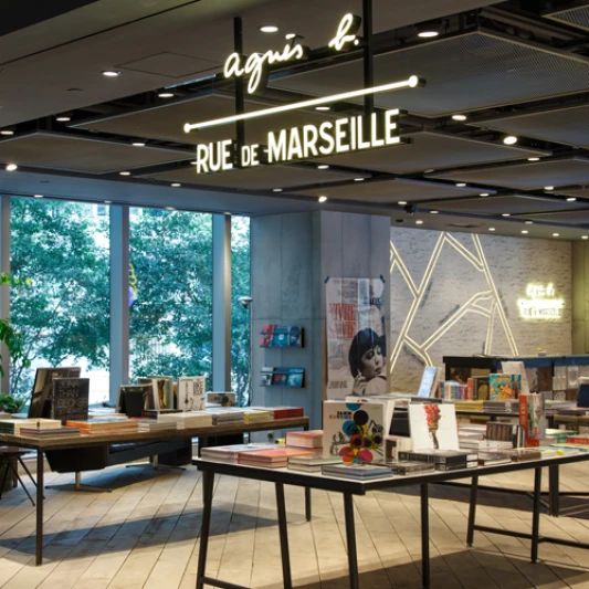agnes b. RUE DE MARSEILLE 鬧中取靜的法式生活概念店