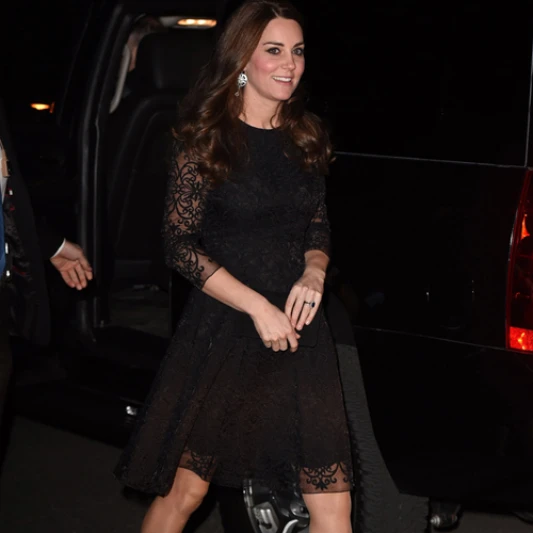 凱特王妃優雅出席紐約慈善募款活動 Stuart Weitzman麂皮高跟鞋經典再現 