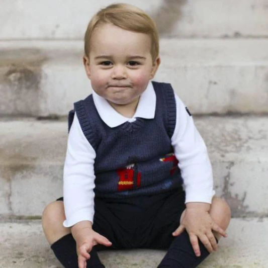 萌樣中透露王者的霸氣! 喬治小王子最新Q照出爐賀佳節