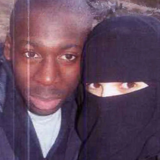 《一念之差》從泳裝辣妹到狙擊手 巴黎《查理周刊》女逃犯愛到深處無怨尤