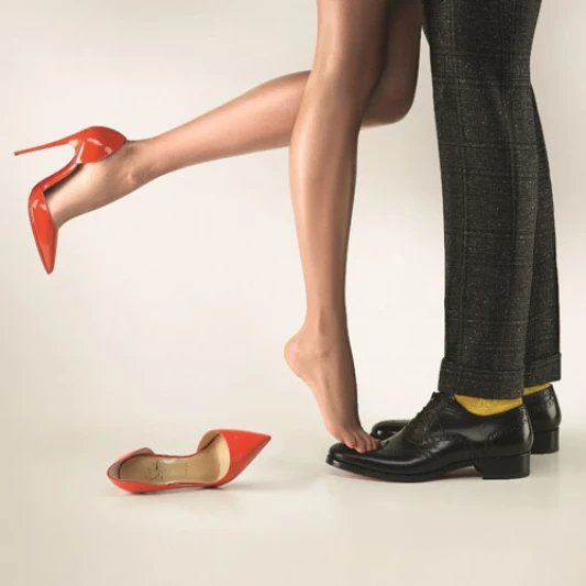 Christian Loubooutin推網上相集向粉絲招手 快來分享妳心愛的紅底鞋兒 ~