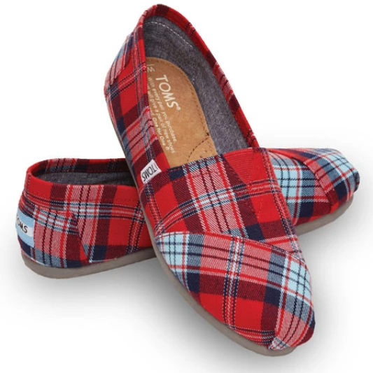 TOMS不敗鞋款再添新花樣 經典蘇格蘭紋Slip-On讓你走到哪都不失色
