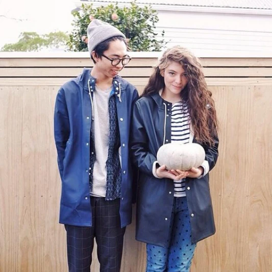 【情人節街拍】紐西蘭天才少女Lorde和華裔男友James的文青情侶穿搭教學!