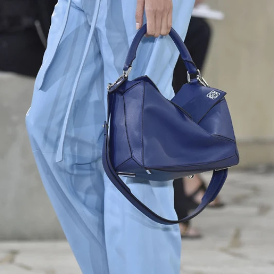 LOEWE全新推出Puzzle手袋 創新結構隨心打造多樣風格