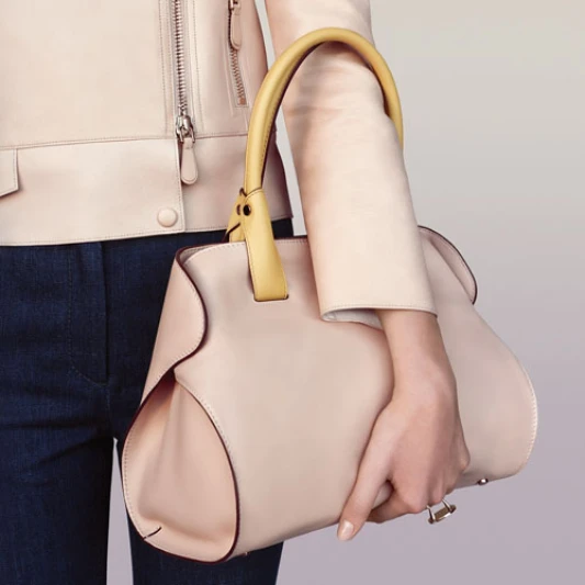 只要是折耳都令人無法抗拒嗎?TOD&#039;S折耳包 好...好像有點可愛啊~