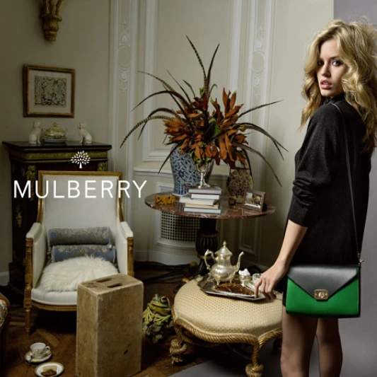 Mulberry找來滾石樂團主唱愛女 以搖滾基因向本季花朵靈感致敬