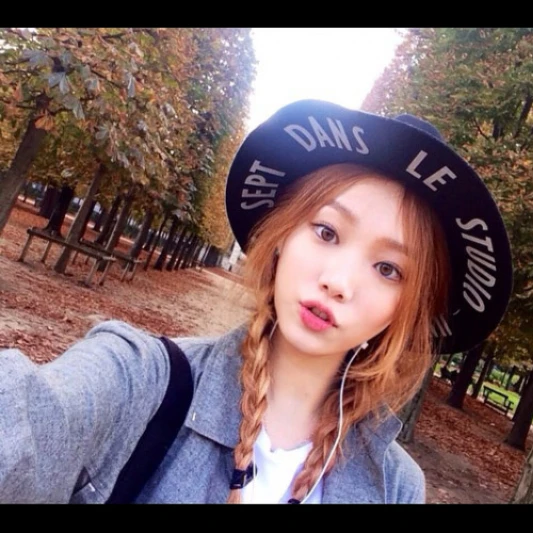 想減齡不需靠瀏海！學叛逆韓妞「李晟京」示範6款微亂側麻花