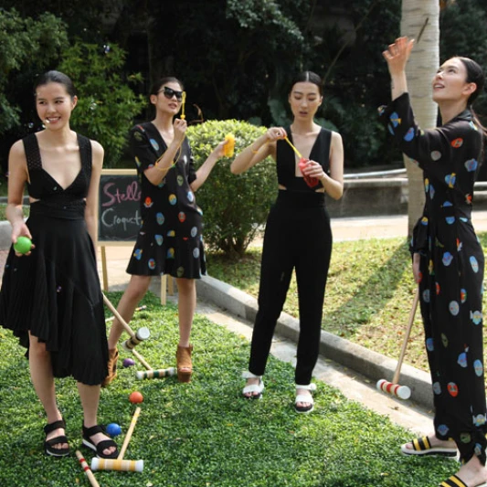 STELLA McCARTNEY春夏最新系列，造訪童年的春天花園