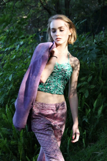 強尼戴普女兒首度拍攝時尚雜誌!迷離眼神美翻天