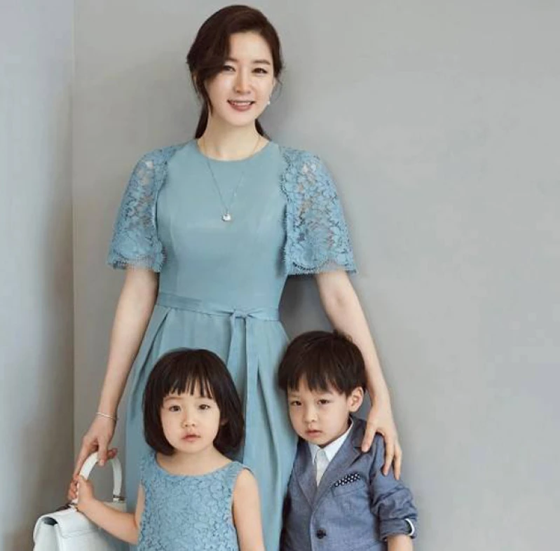 李英愛帶著龍鳳胎寶貝拍雜誌封面！兒女基因也強大