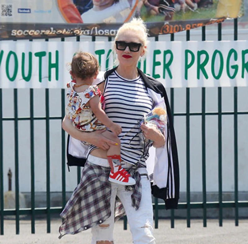 遛孩子也要顧時尚！10套好萊塢時髦親子原來都是這樣穿