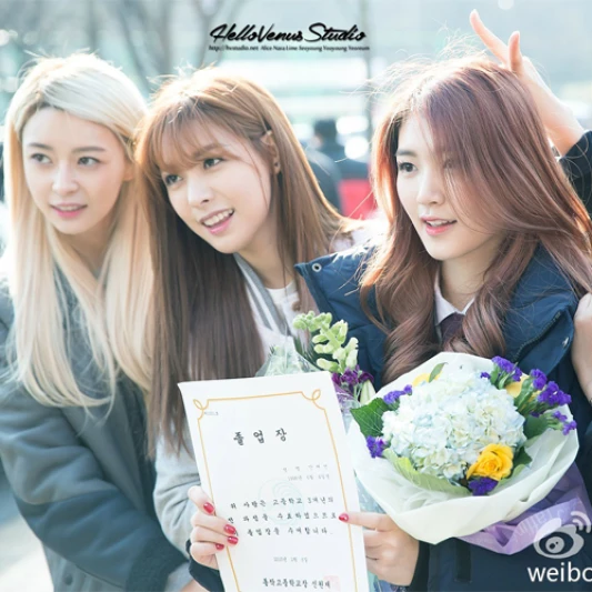 畢業季到了！學韓妞Kystal、秀智無害妝容制霸畢業典禮