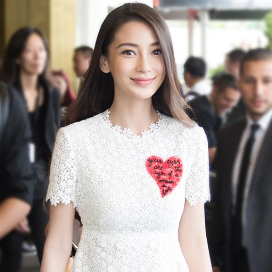 Angelababy甜滋滋好幸福，VALENTINO秋季心花朵朵開