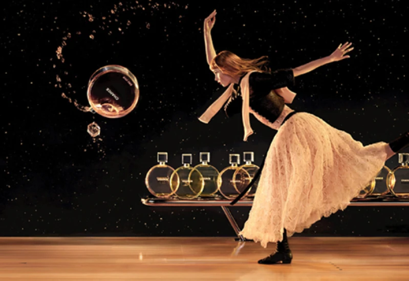 女孩翻玩保齡球！香奈兒CHANCE 橙光輕舞淡香水CF全球首播！