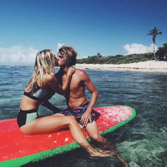 超閃光！Pull&amp;Bear再度攜手IG最火紅情侶檔共同演繹夏日運動泳裝