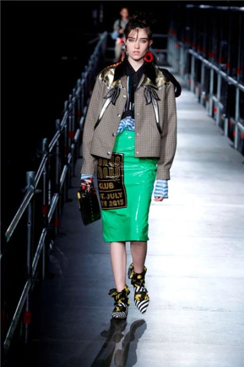 當嘻哈遇上龐克！MIU MIU早春女裝秀 大明星開電音趴嗨翻巴黎俱樂部 