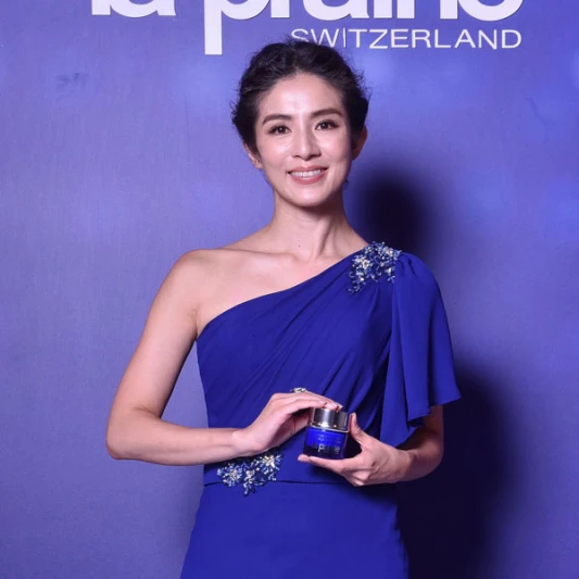 逆齡女王楊采妮，欽點la prairie魚子霜護駕緊緻小臉